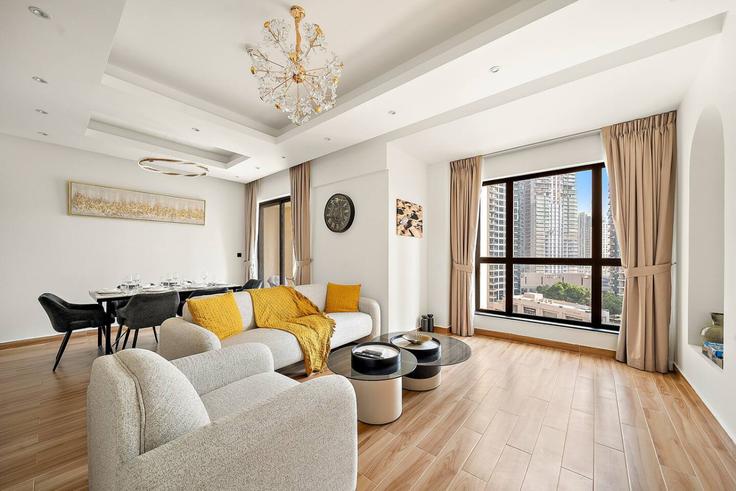 Elegant gestaltetes Wohnzimmer mit moderner Einrichtung in einer Wohnung im Building Al Mamsha Street - first-class - 1339772 in Dubai Marina, Dubai Elegant gestaltetes Wohnzimmer mit moderner Einrichtung in einer Wohnung im Building Al Mamsha Street - first-class - 1339772 in Dubai Marina, Dubai