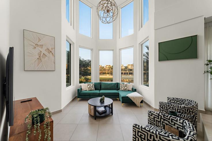 Elegante sala de estar con mobiliario moderno en un apartamento en Building Tariaq Bedon Esm - first-class - 1339774 en Jumeirah Islands, Dubai