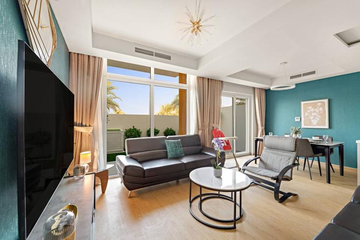 Madinat Hind 4, Dubai에 위치한 Building Tariaq Bedon Esm - first-class - 1347041 아파트의 세련된 인테리어가 돋보이는 거실