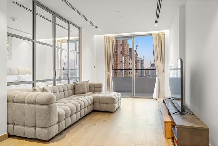 Sala de estar elegantemente projetada com móveis modernos em um apartamento no Building Mu'allaqat Boulevard - first-class - 1347042 em Al Barsha South Fourth, Dubai