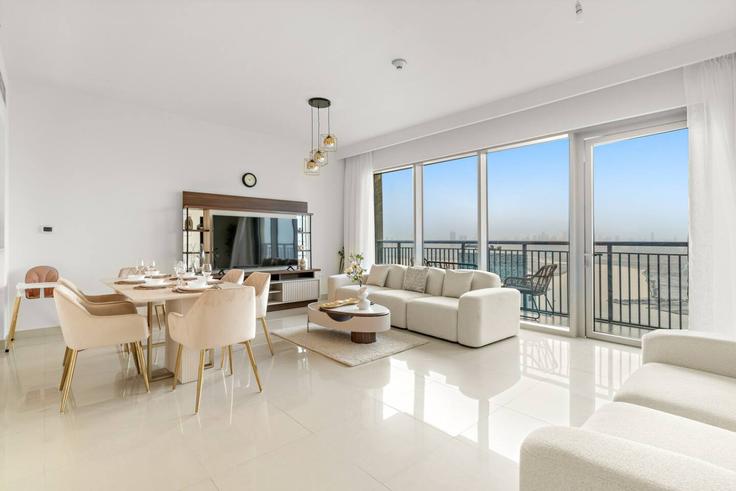 Sala de estar elegantemente projetada com móveis modernos em um apartamento no Building Tariaq Bedon Esm - first-class - 1351270 em Al Kheeran First, Dubai