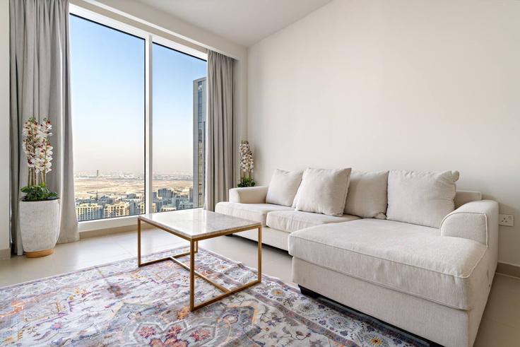 Sala de estar elegantemente projetada com móveis modernos em um apartamento no Building Tariaq Bedon Esm - first-class - 1352455 em Al Kheeran First, Dubai