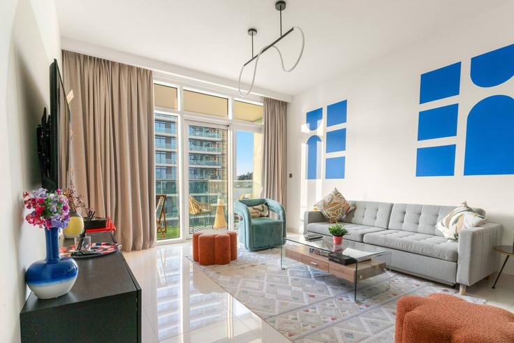 Sala de estar elegantemente projetada com móveis modernos em um apartamento no Building Tariaq Bedon Esm - first-class - 1353174 em Marsa Dubai, Dubai