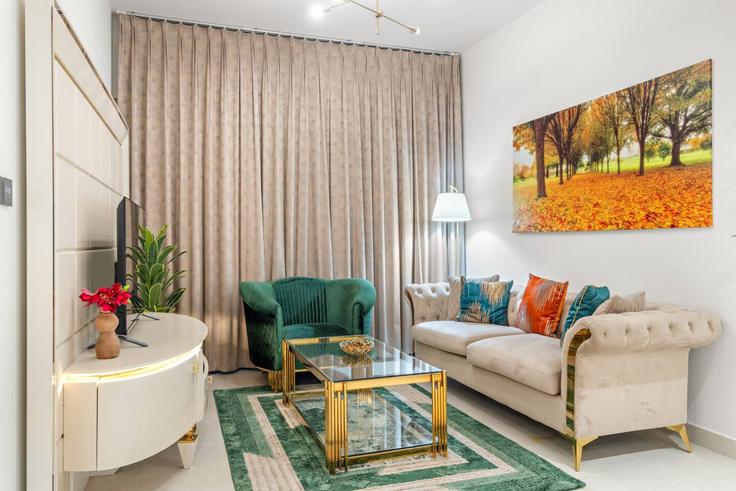 Building Tariaq Bedon Esm - first-class - 1353175 adresindeki bir dairede modern mobilyalarla zarif bir şekilde tasarlanmış oturma odası Al Jadaf, Dubai Building Tariaq Bedon Esm - first-class - 1353175 adresindeki bir dairede modern mobilyalarla zarif bir şekilde tasarlanmış oturma odası Al Jadaf, Dubai