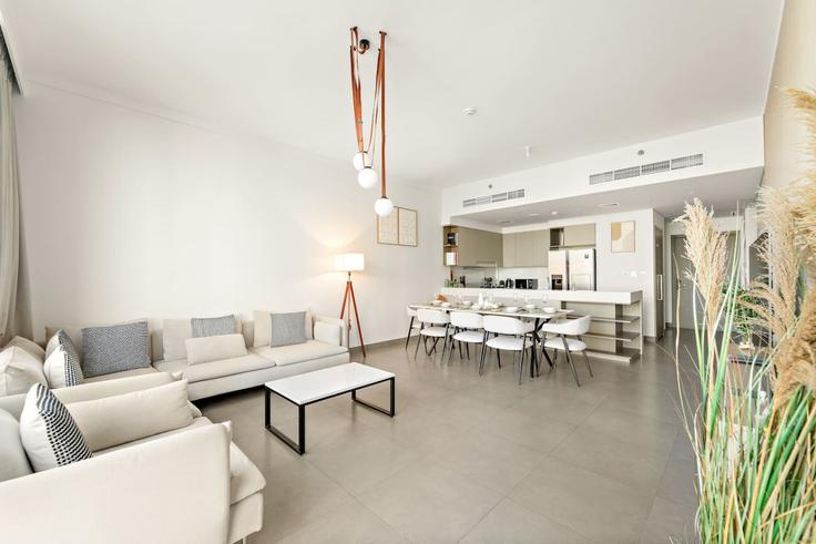 Salle de séjour élégante avec mobilier moderne dans un appartement à Building Tariaq Bedon Esm - first-class - 1357357 à Al Kheeran First, Dubai