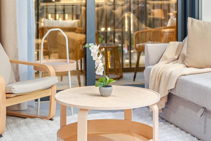 Elegante sala de estar con mobiliario moderno en un apartamento en Building Tariaq Bedon Esm - first-class - 1357356 en Al Kheeran First, Dubai Elegante sala de estar con mobiliario moderno en un apartamento en Building Tariaq Bedon Esm - first-class - 1357356 en Al Kheeran First, Dubai