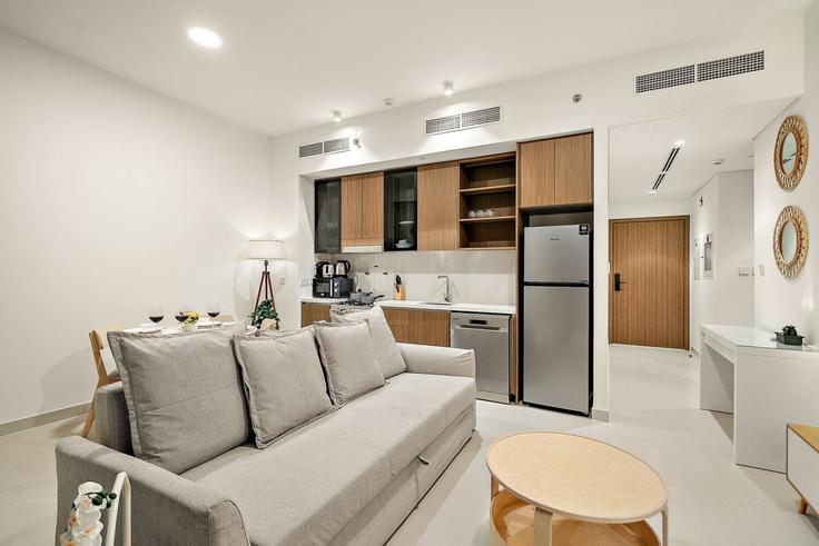 Elegant gestaltetes Wohnzimmer mit moderner Einrichtung in einer Wohnung im Building Tariaq Bedon Esm - first-class - 1357356 in Al Kheeran First, Dubai Elegant gestaltetes Wohnzimmer mit moderner Einrichtung in einer Wohnung im Building Tariaq Bedon Esm - first-class - 1357356 in Al Kheeran First, Dubai