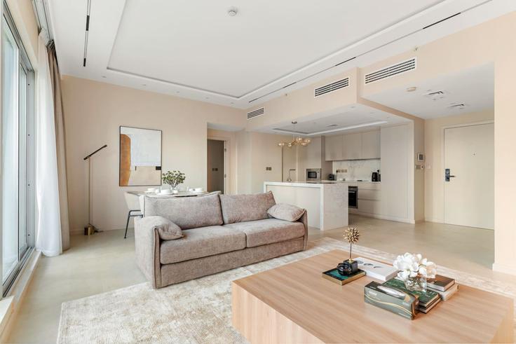 Sala de estar elegantemente projetada com móveis modernos em um apartamento no Building Tariaq Bedon Esm - first-class - 1358016 em Burj Khalifa, Dubai Sala de estar elegantemente projetada com móveis modernos em um apartamento no Building Tariaq Bedon Esm - first-class - 1358016 em Burj Khalifa, Dubai