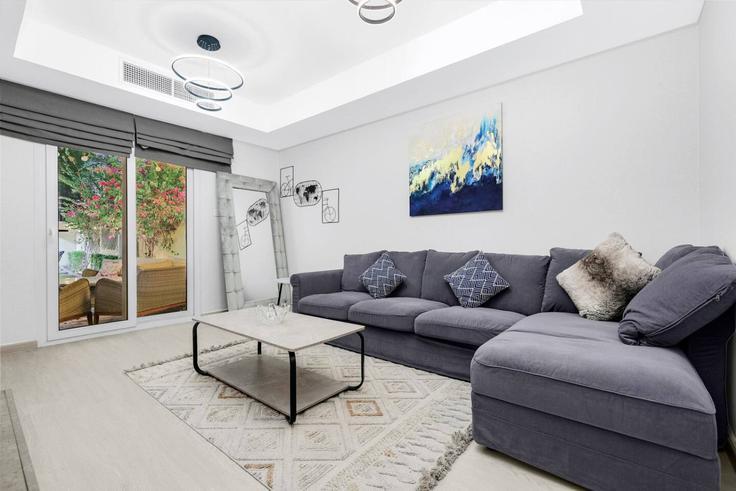 Sala de estar elegantemente projetada com móveis modernos em um apartamento no Building Street Number 7 - first-class - 1363378 em Al Thanyah Fourth, Dubai