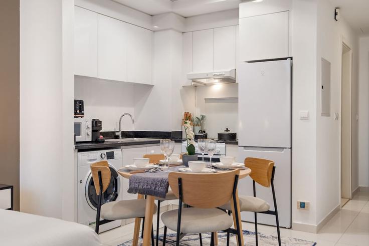 Cocina funcional y elegante con equipamiento de alta gama en un apartamento de lujo en Building Jumeriah Village St 1 - first-class - 1366713 en Al Barsha South Fourth, Dubai Cocina funcional y elegante con equipamiento de alta gama en un apartamento de lujo en Building Jumeriah Village St 1 - first-class - 1366713 en Al Barsha South Fourth, Dubai