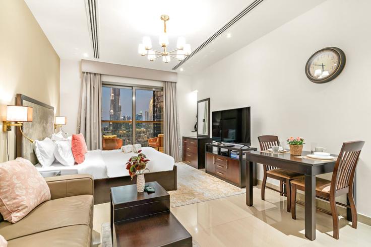 Salle de séjour élégante avec mobilier moderne dans un appartement à Building Al Asayel Street - first-class - 1371487 à Burj Khalifa, Dubai Salle de séjour élégante avec mobilier moderne dans un appartement à Building Al Asayel Street - first-class - 1371487 à Burj Khalifa, Dubai