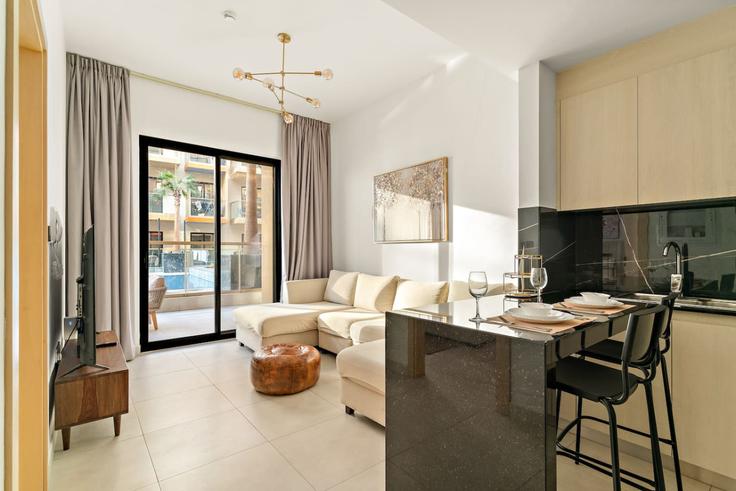 Building Street 5 - first-class - 1373009 adresindeki bir dairede modern mobilyalarla zarif bir şekilde tasarlanmış oturma odası Al Barsha South Fourth, Dubai