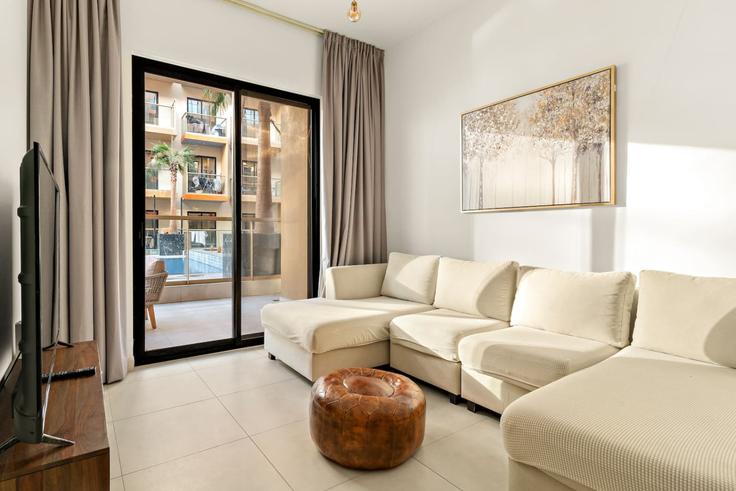 Elegante sala de estar con mobiliario moderno en un apartamento en Building Street 5 - first-class - 1373009 en Al Barsha South Fourth, Dubai