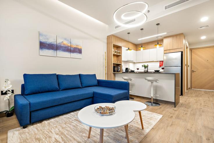 Elegant gestaltetes Wohnzimmer mit moderner Einrichtung in einer Wohnung im Building Kahraba North West - first-class - 1373006 in Jumeirah Village, Dubai