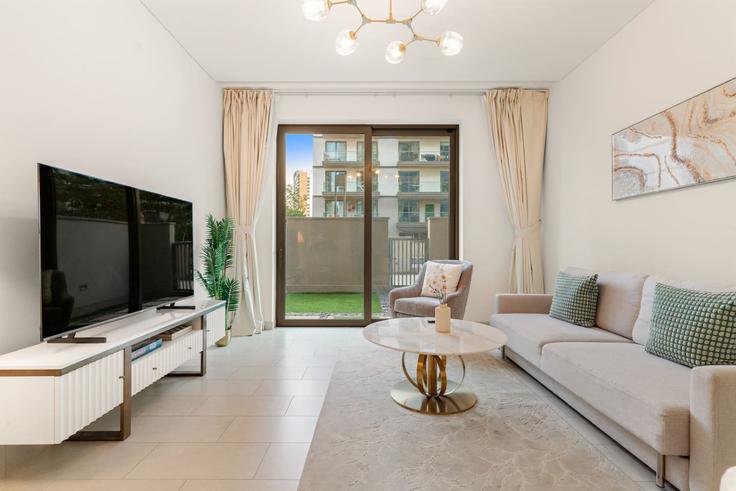 Nad Al Sheba, Dubai에 위치한 Building Tariaq Bedon Esm - first-class - 1374614 유닛의 세련된 인테리어가 돋보이는 거실