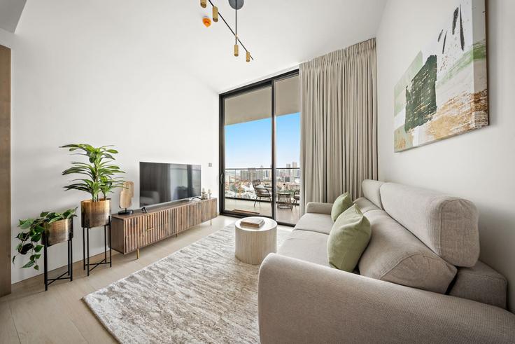 Sala de estar elegantemente projetada com móveis modernos em um apartamento no Building Street 11 - first-class - 1375270 em Al Barsha South Fourth, Dubai