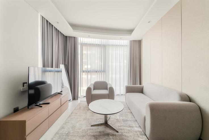 Salle de séjour élégante avec mobilier moderne dans un appartement à Building Orchid St - first-class - 1376631 à Al Barsha South Fifth, Dubai