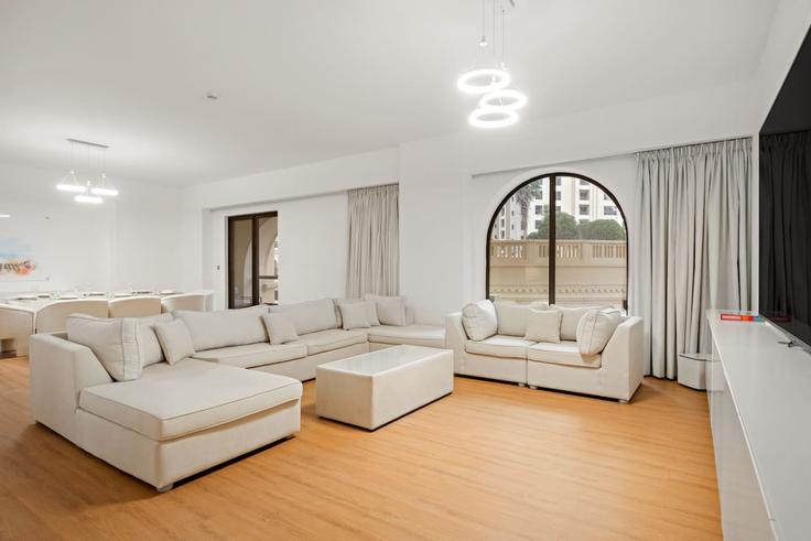 Dubai Dubai MarinaのBuilding Al Gharbi Street - first-class - 1376632のアパートメントにある、モダンな家具を備えたエレガントなデザインのリビングルーム