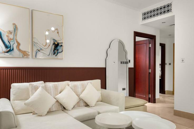 Elegante sala de estar con mobiliario moderno en un apartamento en Building Tariaq Bedon Esm - first-class - 1379522 en Burj Khalifa, Dubai Elegante sala de estar con mobiliario moderno en un apartamento en Building Tariaq Bedon Esm - first-class - 1379522 en Burj Khalifa, Dubai