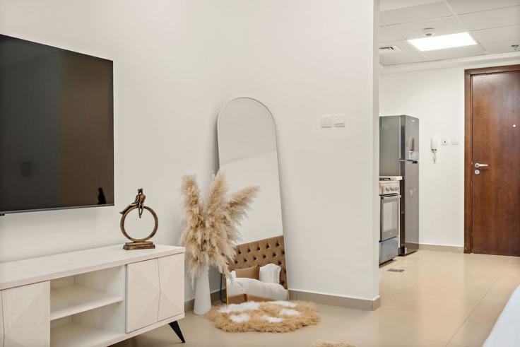 Elegant gestaltetes Wohnzimmer mit moderner Einrichtung in einer Wohnung im Building Al Rimal Cr - first-class - 1388347 in Jazeerat Al Marjan, Ras Al-Khaimah Elegant gestaltetes Wohnzimmer mit moderner Einrichtung in einer Wohnung im Building Al Rimal Cr - first-class - 1388347 in Jazeerat Al Marjan, Ras Al-Khaimah