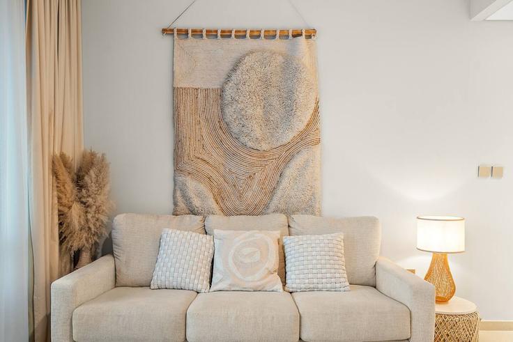 Elegante sala de estar con mobiliario moderno en un apartamento en Building Tariaq Bedon Esm - first-class - 1389286 en Al Kheeran First, Dubai