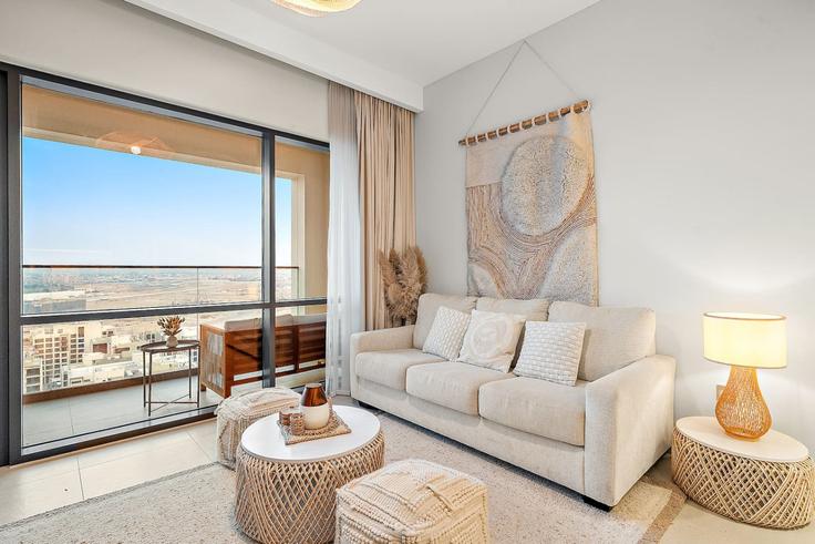 Elegante sala de estar con mobiliario moderno en un apartamento en Building Tariaq Bedon Esm - first-class - 1389286 en Al Kheeran First, Dubai