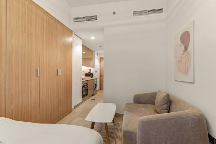 Nad Al Sheba, Dubai에 위치한 Building Tariaq Bedon Esm - first-class - 1390074 유닛의 세련된 인테리어가 돋보이는 거실