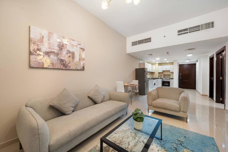 Building Golf Course Drive - first-class - 1403564 adresindeki bir dairede modern mobilyalarla zarif bir şekilde tasarlanmış oturma odası Al Hebiah Fourth, Dubai