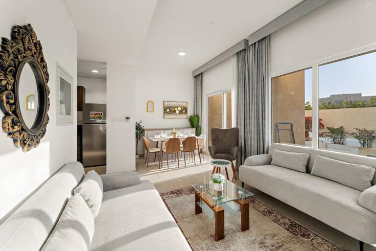 Salle de séjour élégante avec mobilier moderne dans un appartement à Building Tariaq Bedon Esm - first-class - 1407637 à Madinat Hind 4, Dubai