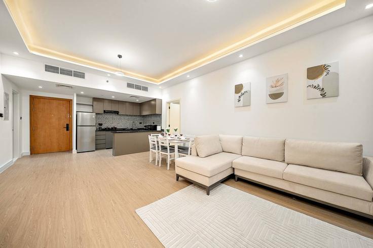 Al Barsha South Fourth, Dubai에 위치한 Building D12-H04 - first-class - 1421961 유닛의 세련된 인테리어가 돋보이는 거실 Al Barsha South Fourth, Dubai에 위치한 Building D12-H04 - first-class - 1421961 유닛의 세련된 인테리어가 돋보이는 거실