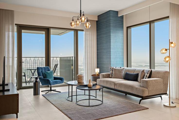 Sala de estar elegantemente projetada com móveis modernos em um apartamento no Building Financial Center street - first-class - 1431093 em Zaa'beel Second, Dubai