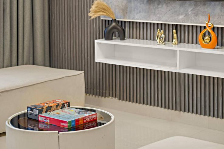 Al Kheeran First, Dubai에 위치한 Building Tariaq Bedon Esm - first-class - 1431095 유닛의 세련된 인테리어가 돋보이는 거실