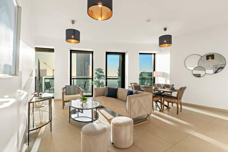 Sala de estar elegantemente projetada com móveis modernos em um apartamento no Building Sheikh Mohammed bin Rashid Boulevard - first-class - 1471307 em Downtown Dubai, Dubai