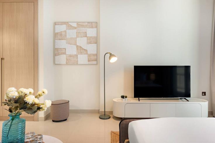 Elegant gestaltetes Wohnzimmer mit moderner Einrichtung in einer Wohnung im Building Al Nakheel Boulevard - first-class - 1473251 in Al Riffa, Ras Al-Khaimah Elegant gestaltetes Wohnzimmer mit moderner Einrichtung in einer Wohnung im Building Al Nakheel Boulevard - first-class - 1473251 in Al Riffa, Ras Al-Khaimah