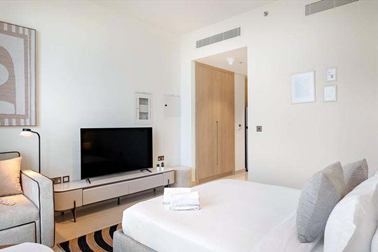 Salle de séjour élégante avec mobilier moderne dans un appartement à Building Al Nakheel Boulevard - first-class - 1490225 à Al Riffa, Ras Al-Khaimah