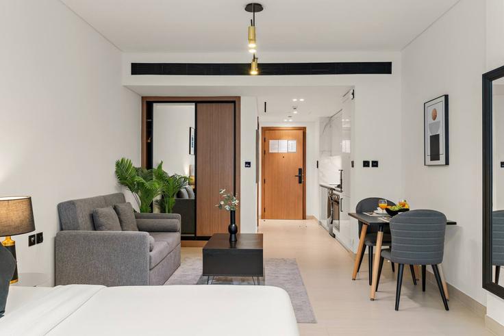 Elegante sala de estar con mobiliario moderno en un apartamento en Building Street 24 - first-class - 1495907 en Al Barsha South Fourth, Dubai Elegante sala de estar con mobiliario moderno en un apartamento en Building Street 24 - first-class - 1495907 en Al Barsha South Fourth, Dubai