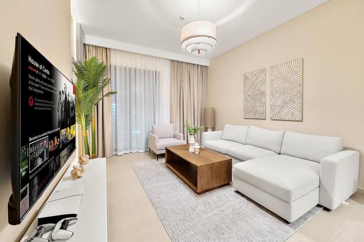 Elegante sala de estar con mobiliario moderno en un apartamento en Building Tariaq Bedon Esm - first-class - 1497772 en Madinat Dubai Al Melaheyah, Dubai