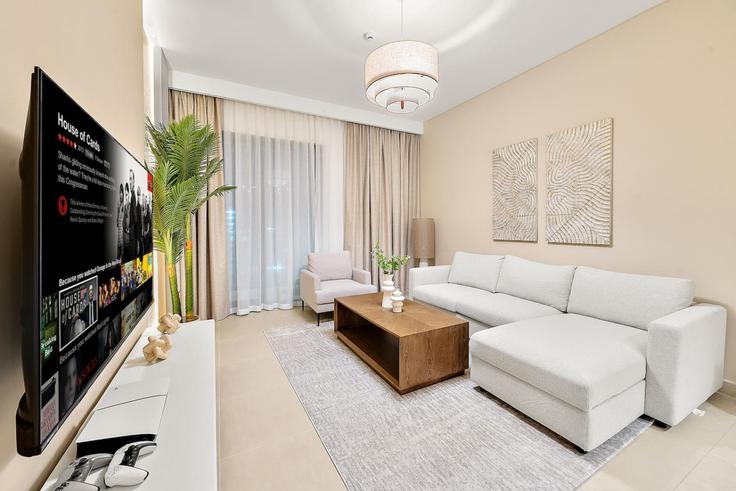 Salle de séjour élégante avec mobilier moderne dans un appartement à Building Tariaq Bedon Esm - first-class - 1497772 à Madinat Dubai Al Melaheyah, Dubai