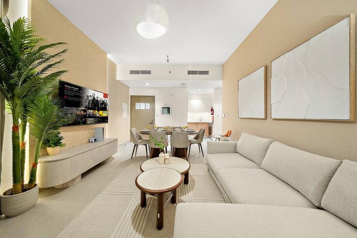 Elegante sala de estar con mobiliario moderno en un apartamento en Building Marina Cubes Street - first-class - 1497773 en Madinat Dubai Al Melaheyah, Dubai