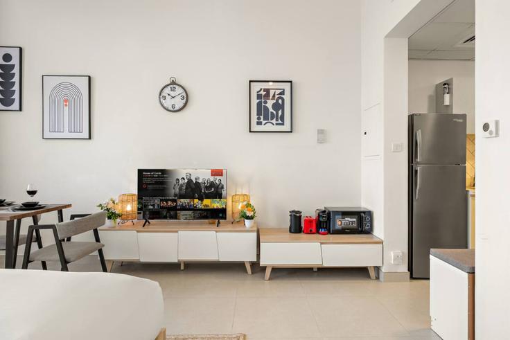 Me'aisem First, Dubai에 위치한 Building Tariaq Bedon Esm - first-class - 1498593 유닛의 세련된 인테리어가 돋보이는 거실