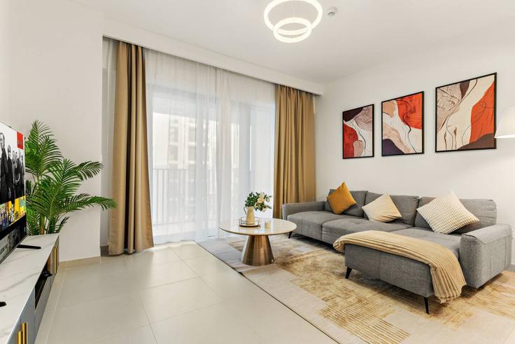 Elegant gestaltetes Wohnzimmer mit moderner Einrichtung in einer Wohnung im Building Tariaq Bedon Esm - first-class - 1499146 in Al Kheeran First, Dubai