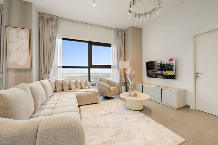 Elegant gestaltetes Wohnzimmer mit moderner Einrichtung in einer Wohnung im Building Tariaq Bedon Esm - first-class - 1501200 in Al Reem Island, Abu Dhabi Elegant gestaltetes Wohnzimmer mit moderner Einrichtung in einer Wohnung im Building Tariaq Bedon Esm - first-class - 1501200 in Al Reem Island, Abu Dhabi