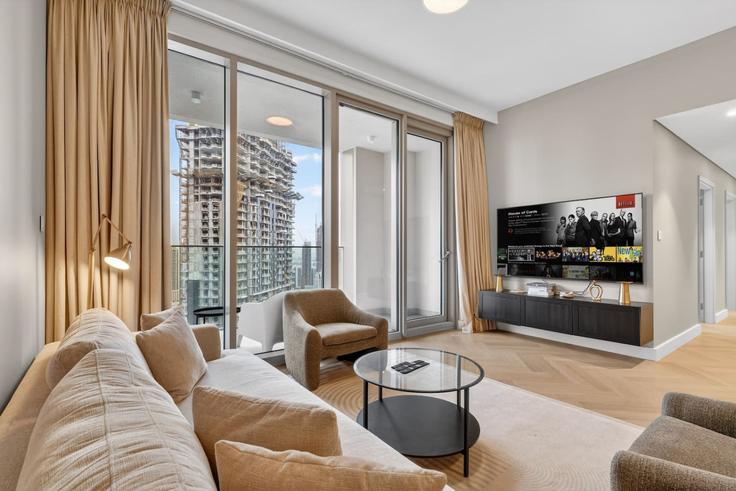 Downtown Dubai, Dubai에 위치한 Building Al Mustaqbal Street - first-class - 1508022 유닛의 세련된 인테리어가 돋보이는 거실
