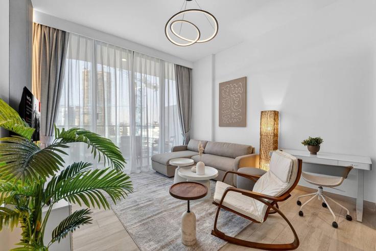 Dubai Al Barsha South ThirdのBuilding Tariaq Bedon Esm - first-class - 1514587のアパートメントにある、モダンな家具を備えたエレガントなデザインのリビングルーム