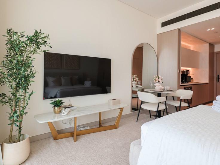 Elegant gestaltetes Wohnzimmer mit moderner Einrichtung in einer Wohnung im Building Kaheel Blvd - first-class - 1521002 in Jumeirah Village, Dubai Elegant gestaltetes Wohnzimmer mit moderner Einrichtung in einer Wohnung im Building Kaheel Blvd - first-class - 1521002 in Jumeirah Village, Dubai