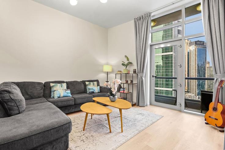 Elegante sala de estar con mobiliario moderno en un apartamento en Building Al Gharbi Street - first-class - 1521004 en Dubai Marina, Dubai
