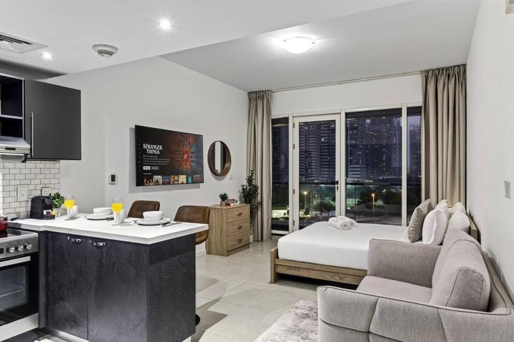Sala de estar elegantemente projetada com móveis modernos em um apartamento no Building Cluster G - first-class - 1607016 em Al Thanyah Fifth, Dubai Sala de estar elegantemente projetada com móveis modernos em um apartamento no Building Cluster G - first-class - 1607016 em Al Thanyah Fifth, Dubai