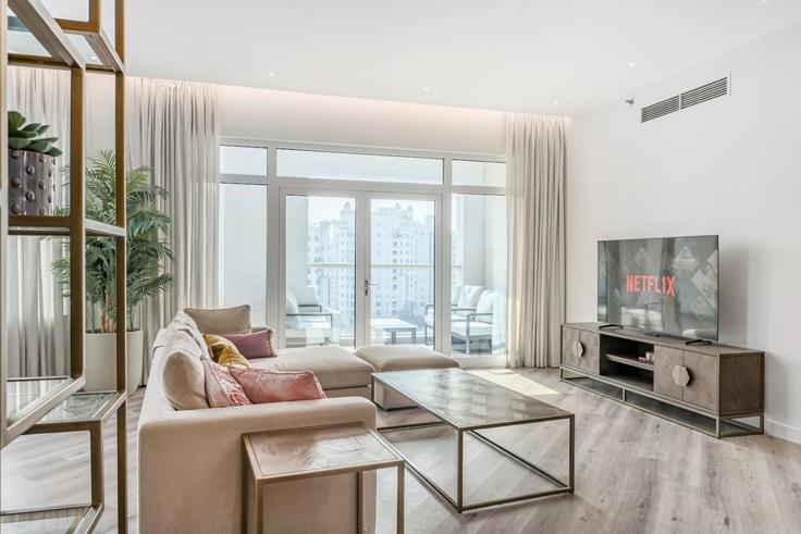Building Palm Jumeirah Rd - first-class - 1611081 adresindeki bir dairede modern mobilyalarla zarif bir şekilde tasarlanmış oturma odası Nakhlat Jumeira, Dubai Building Palm Jumeirah Rd - first-class - 1611081 adresindeki bir dairede modern mobilyalarla zarif bir şekilde tasarlanmış oturma odası Nakhlat Jumeira, Dubai