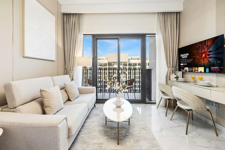 Elegant gestaltetes Wohnzimmer mit moderner Einrichtung in einer Wohnung im Building Unnamed Road - first-class - 1621277 in Al Hebiah Second, Dubai Elegant gestaltetes Wohnzimmer mit moderner Einrichtung in einer Wohnung im Building Unnamed Road - first-class - 1621277 in Al Hebiah Second, Dubai
