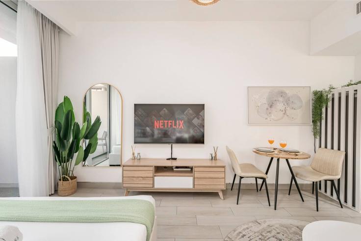Elegante sala de estar con mobiliario moderno en un apartamento en Building Bijada Boulevard South - first-class - 1621867 en Al Barsha South Fourth, Dubai Elegante sala de estar con mobiliario moderno en un apartamento en Building Bijada Boulevard South - first-class - 1621867 en Al Barsha South Fourth, Dubai